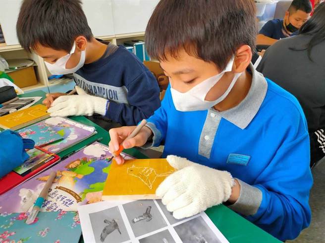 今日是世界地球日，新北创客社群为响应号召德音国小、武林国小、永和国中、清水高中等校，改造成海树造型钟、生态版画、手作贺卡、小板凳等物品，落实环保爱地球。（教育局提供）