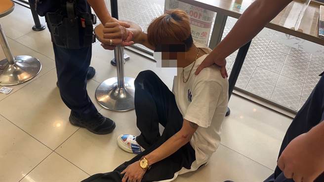 越南籍邓姓移工因心虚露馅，遭员警逮捕，后移送移民署高雄专勤队侦办。（翻摄照片／高雄洪靖宜传真）