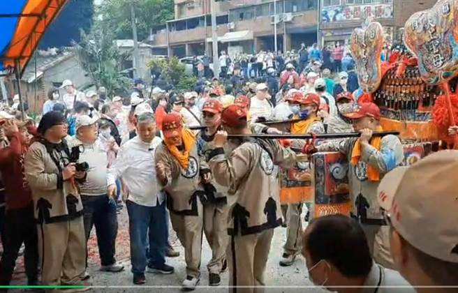 大甲媽凌晨進入清水警分局轄區，今年人潮大增。（民眾提供）