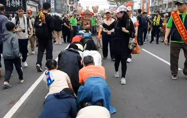 大甲媽凌晨進入清水警分局轄區，今年人潮大增，民眾排隊躦轎腳。（民眾提供）