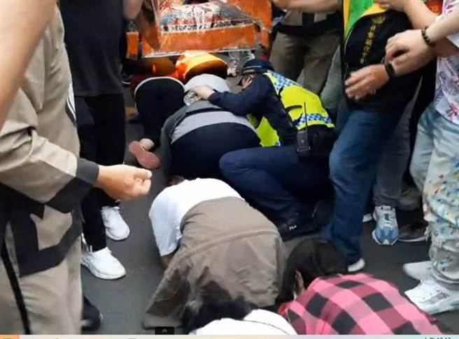 大甲媽凌晨進入清水警分局轄區，警方協助患有帕金森氏症的老翁鑽轎。（民眾提供）