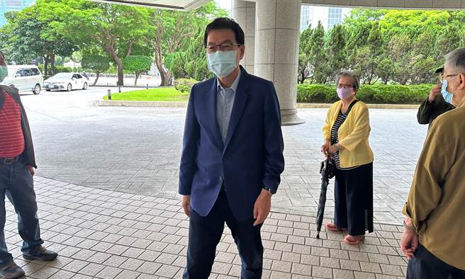 国民党立委费鸿泰22日上午前往台北市议会进行党内初选的党员投票，并质疑徐巧芯「桩脚包车」的说法，再次意图使他不当选，不排除在未来对徐提告。（丁上程摄）