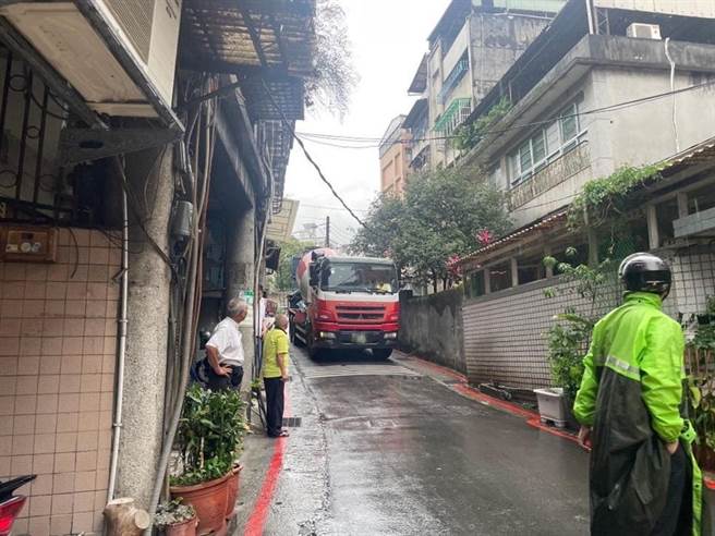 混凝土预拌车逆向勾断电缆，造成温泉路大停电。（警方提供）