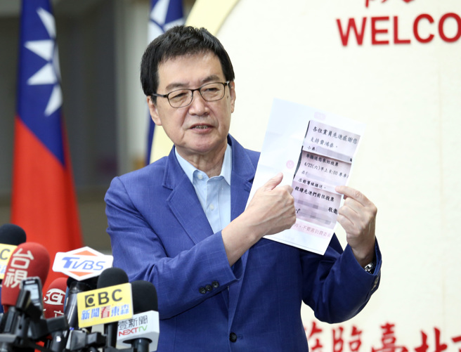 国民党党内立委初选，立委费鸿泰22日前往位于台北市议会的投票所投票，针对徐巧芯指控其涉嫌包车载人投票，费鸿泰反控徐抹黑污蔑。（姚志平摄）