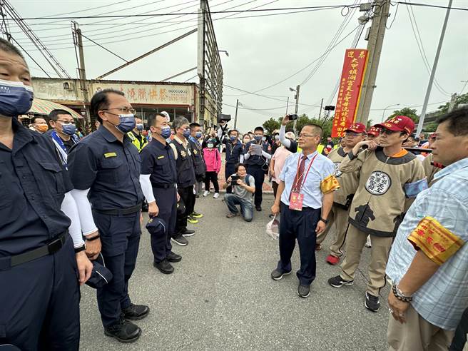 大甲妈遶境活动展开，乌日警分局投入警、民力共250人次，为歷年执行大甲妈勤务投入警、民力最多的一次。 （乌日警分局提供／冯惠宜台中传真）