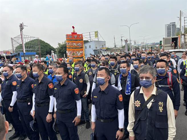 大甲妈遶境活动展开，乌日警分局投入警、民力共250人次，为歷年执行大甲妈勤务投入警、民力最多的一次。 （乌日警分局提供／冯惠宜台中传真）