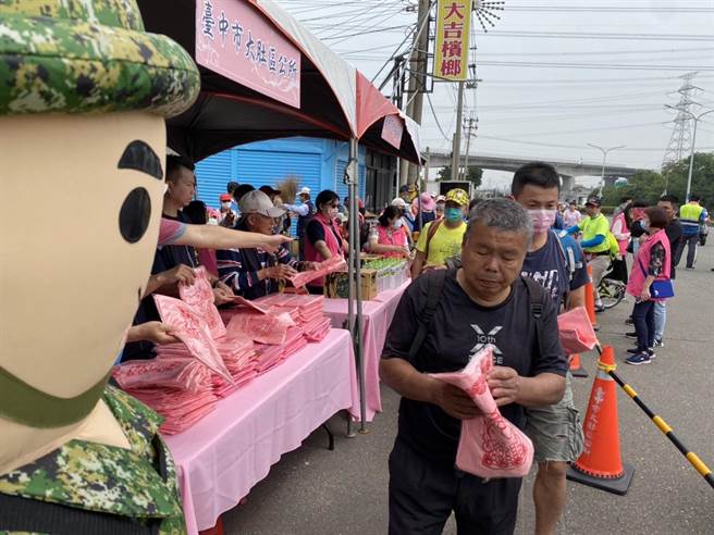 大肚区公所也在龙井大肚交界设置帐棚分送水及印有妈祖毛巾。（冯惠宜摄）