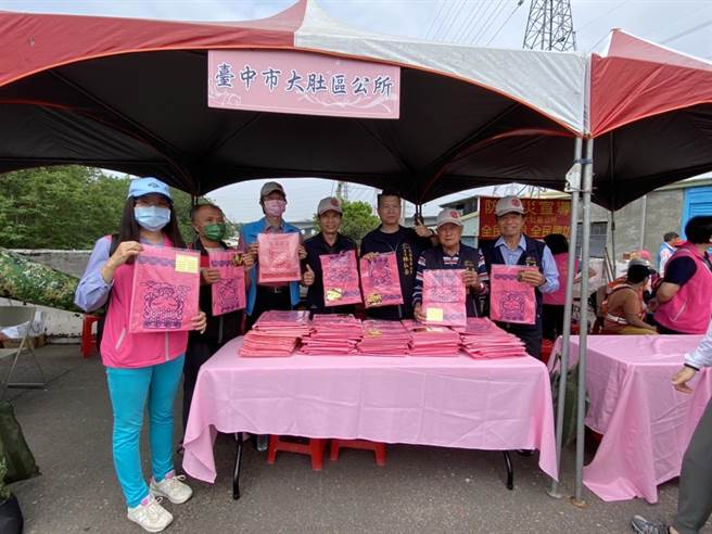 大肚区公所也在龙井大肚交界设置帐棚分送水及印有妈祖毛巾。（冯惠宜摄）
