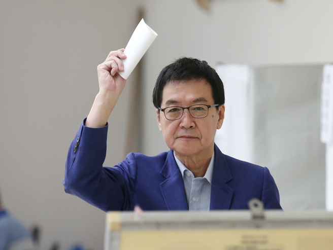国民党党内立委初选，立委费鸿泰22日前往位于台北市议会的投票所投票，针对徐巧芯指控其涉嫌包车载人投票，费鸿泰反控徐抹黑污蔑。（姚志平摄）