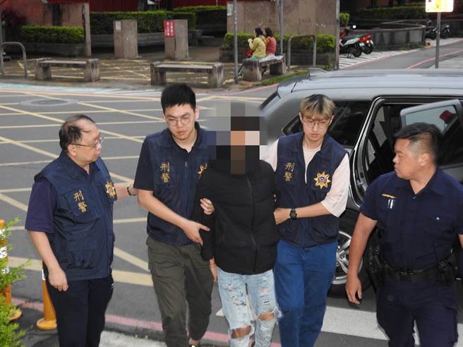 新北市土城区四川路某当舖20日才被少年枪手扫射51枪，但却被爆出10天前也曾发生枪击案，警方今查缉到年仅15岁的朱姓枪手，朱男到案后辩称，因不满朋友女友被搭讪才会开枪。（警方提供）