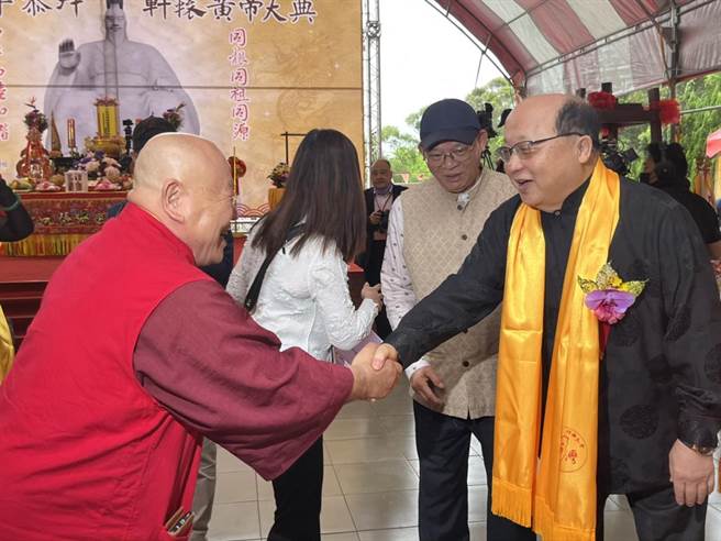 台湾轩辕黄帝拜祖大典筹委会今天举办轩辕黄帝拜祖大典，今年由中国国民党前副主席胡志强（图右）担任大典主拜官。（陈梦茹摄）