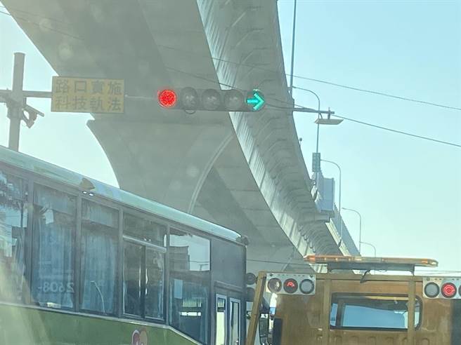 各科技執法路口都設有告示牌。(蔡依珍攝)