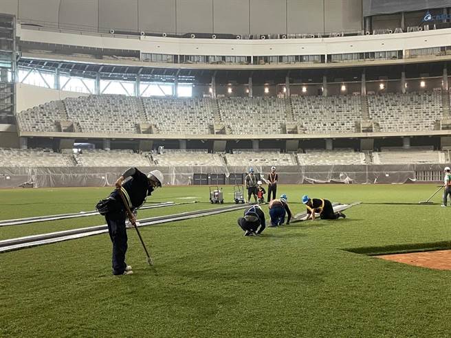 台北市副市长李四川22日在脸书发文，公布大巨蛋人工草皮的现场施工状况。（摘自李四川脸书）