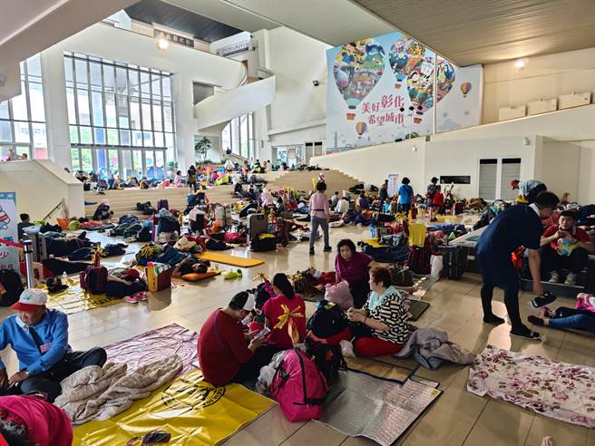 今年疫情趋缓随香信眾爆满，一早就涌入彰化市区，将南瑶宫、县府中庭等挤得水泄不通。（吴建辉摄）