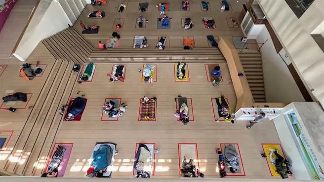 摊开去年县府中庭的照片与今年相比，民眾直呼「差很大」。（本报资料照片）