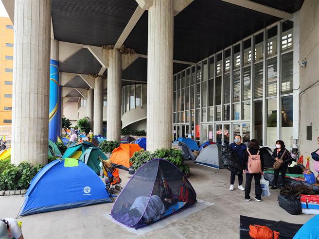 县府21日下午5点至23日中午12：00及27日下午5点至29日中午，开放一楼中庭、周边、府前广场及南郭路停车场供香客休息。（吴建辉摄）