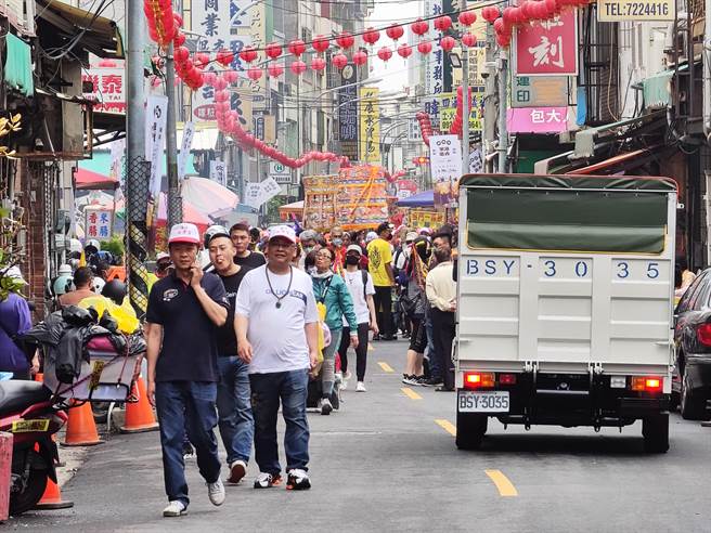 南瑶宫前一早涌入大批信眾。（吴建辉摄）