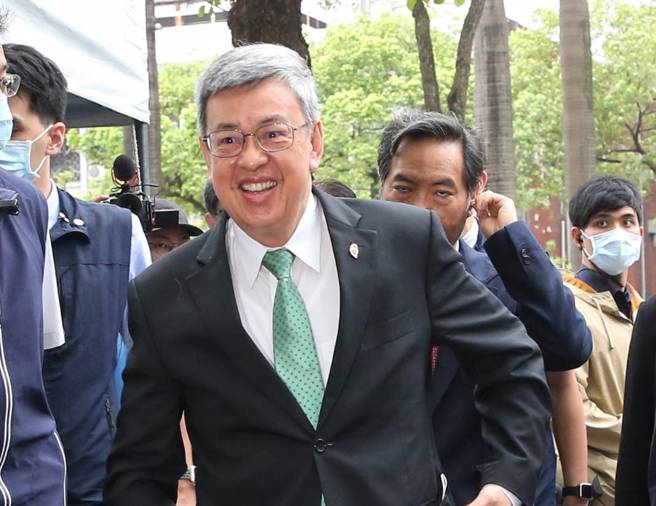行政院长陈建仁（见图）22日出席行政院环保署举办「气候变迁署筹备处成立揭牌典礼」，会前接受媒体访问。（赵双杰摄）