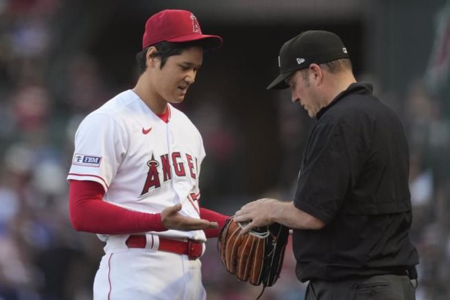 天使隊投手大谷翔平(左)接受檢查外部物質。（美聯社）