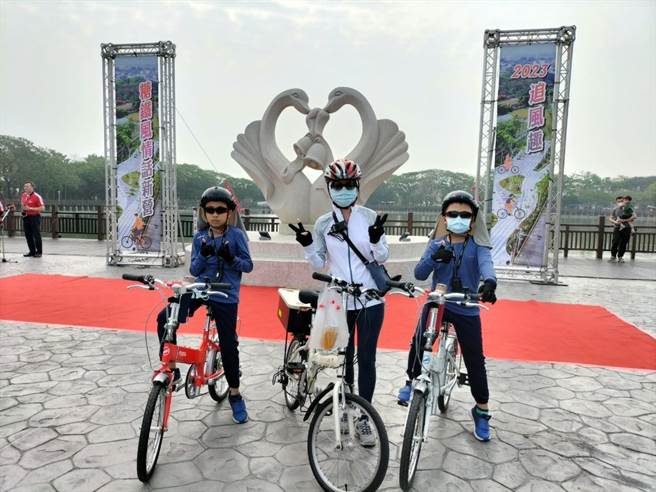 台南市新营区公所22日举办「2023追风趣‧糖铁风情话新营」活动，邀单车族漫游天鹅湖等新营景点。（新营区公所提供／张毓翎台南传真）