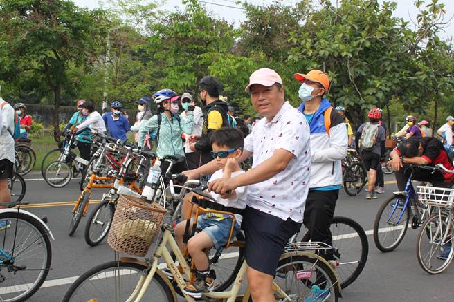 现场有不少家长带着小朋友参加同乐。（新营区公所提供／张毓翎台南传真）