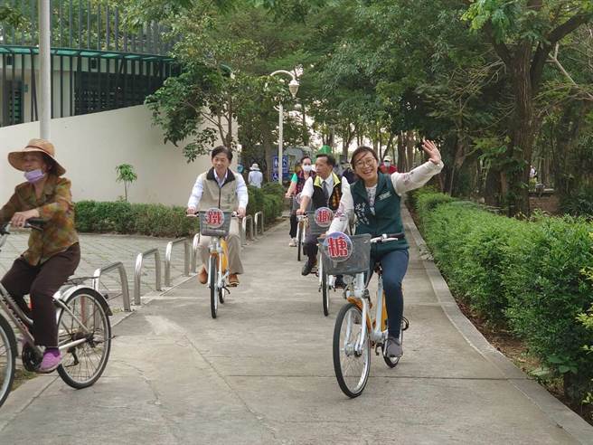 台南市议员沈家凤（右一）、台南市副市长叶泽山等亲身带头骑乘。（新营区公所提供／张毓翎台南传真）