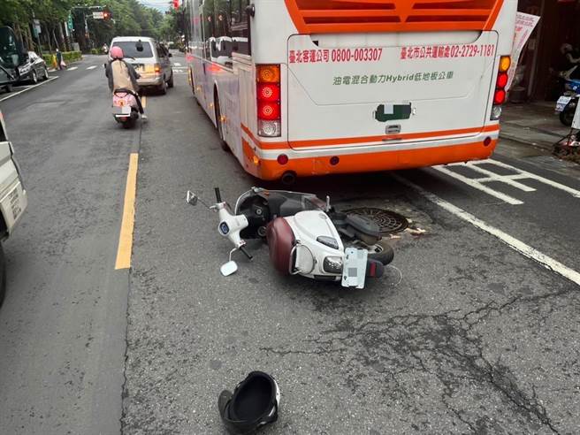 年仅15岁的朱姓枪手本月中旬与15岁的黄姓共犯和16岁锺姓共犯开枪射击土城区某当铺，朱少今被逮，由于他前一天才出车祸，对于案情辩称头昏记不得草草带过。（蔡雯如翻摄）