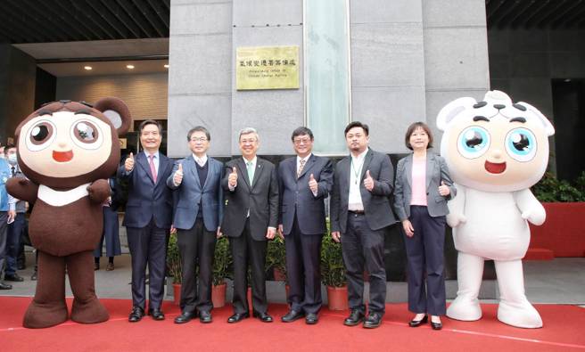 行政院长陈建仁（左三）22日出席行政院环保署举办的「气候变迁署筹备处成立揭牌典礼」，和环保署长张子敬（右三）等人完成揭牌仪式后合影留念。（赵双杰摄）