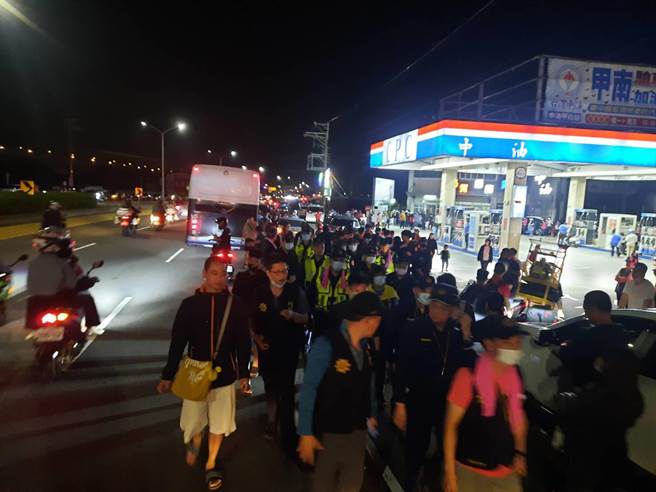 大甲妈今凌晨进入清水警分局辖区，却发生一名志工遭撞死憾事。（民眾提供）