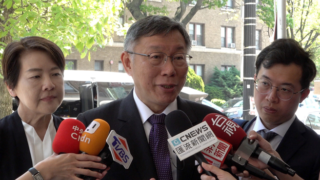 台湾民眾党主席柯文哲（中）21日结束华府行程前受访表示，此次访美3次进出美国在台协会（AIT）总部，该见的都见了。（图／中央社）