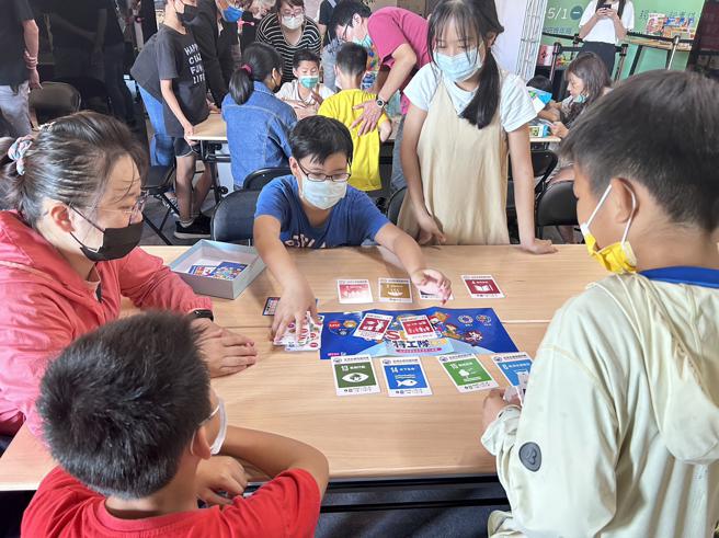透过亲子天下的「SDGs特工队桌游」认识17项联合国永续发展目标。(高雄市青年局提供)
