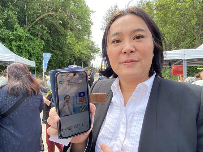 立委陳玉珍秀出網路梗圖，對於陳福海加入民眾黨的動機演唱「聽海」讓民眾自己體會。(于家麒攝)