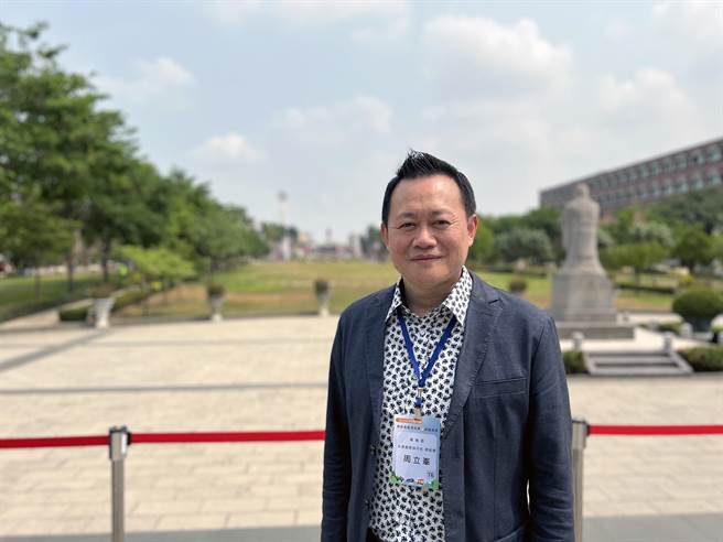 台南市餐旅教育协会理事长周立峯今年获崑山科技大学颁发企业经营类「校友杰出成就奖」。（洪荣志摄）