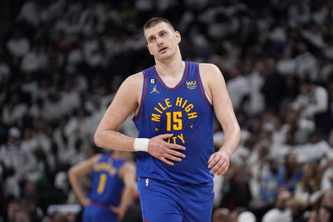 约基奇今天完成本季季后赛首次大三元。(美联社)