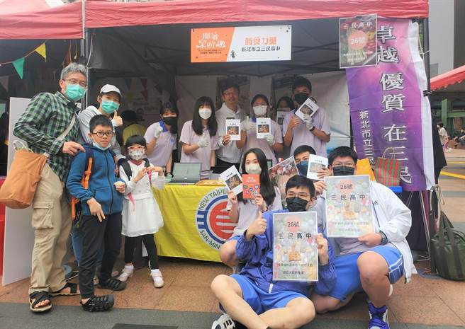 7所全球公民培力计画的186位高中职学生参与展摊，设计出各类有关永续发展的国际倡议计画。（教育局提供）