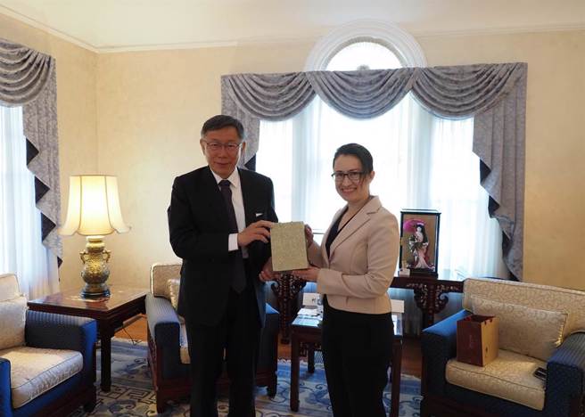 有意角逐2024总统的台湾民眾党主席柯文哲，在美国华盛顿的行程最后一天，美东时间21日来到双橡园会见驻美代表萧美琴。（民眾党提供）