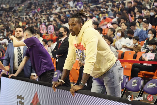 霍华德又因膝盖伤势缺席今天最后一场例行赛。(云豹提供)