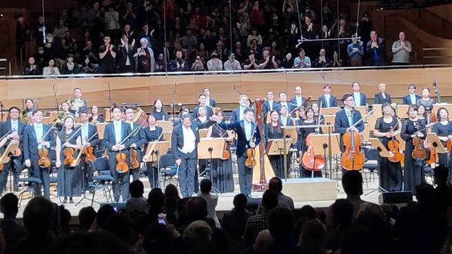 在全美最重要的场地之一，美国纽约林肯中心大卫葛芬厅，国家交响乐团完成首趟美东行的第二场演出，曲目十分吃重，小提琴家黄俊文和乐团聚精会神的演奏，在在感染了现场听眾，再次获得美国观眾起立鼓掌。（李欣恬摄）