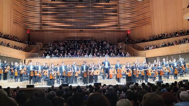 音乐总国家交响乐团音乐总监准．马寇尔表示，美国行并不容易，因此，他邀请观眾有机会可到台湾，并将作曲家萧泰然作品《来自福尔摩沙的天使》作为邀请函，希望大家有机会到台湾走走。（李欣恬摄）