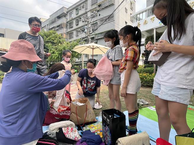 台南市政府环保局与慈济基金会合作在藏金阁拍卖日扩大办理二手免废市集。（环保局提供／洪荣志台南传真）