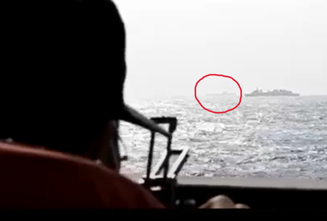 航母「山东舰」（红圈），右边为补给舰查干湖号。(资料照片／国防部提供)