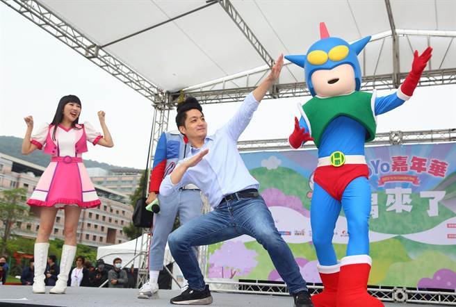 全台最大型亲子活动「YOYO嘉年华」22日就在台北天母运动公园登场，台北市长蒋万安将到场与民眾同乐，并跟动感超人一同摆出招牌姿势。（张铠乙摄）