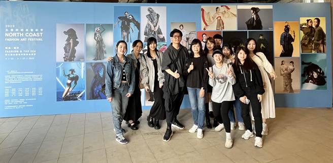 新北市渔业处延续「2023北海岸时尚艺术季」，将石门富基渔港打造成时尚展间，由设计师潘怡良与辅大织品服装学院学生策画展览，以「时尚与海洋 Fashion ＆ the Sea」为主题，设计出结合海洋、永续、环境等议题的作品。（渔业处提供）