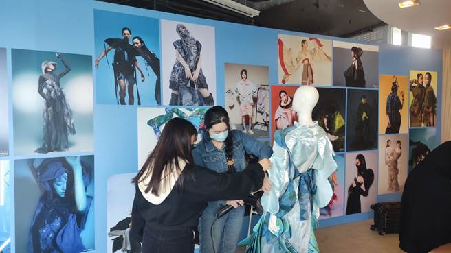 新北市渔业处延续「2023北海岸时尚艺术季」，将石门富基渔港打造成时尚展间，由设计师潘怡良与辅大织品服装学院学生策画展览，以「时尚与海洋 Fashion ＆ the Sea」为主题，设计出结合海洋、永续、环境等议题的作品。（渔业处提供）