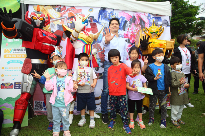 台北市长蒋万安（后排中）出席在天母运动公园举办的「YOYO嘉年华」亲子活动，与民眾同乐外还热情与小朋友合影。（张铠乙摄）