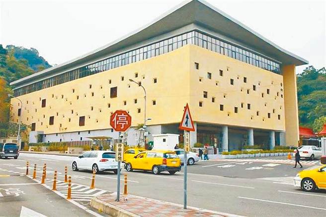 北市第二殡仪馆改建工程持续进行，北市府预估二殡联外道路8月通车，届时9月二殡改建完成试营运后，进出二殡将不同道。（本报资料照片）