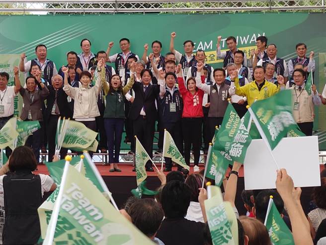 副总统赖清德与加油站全国挺赖后援会成员，台南市长黄伟哲（前排右一）与台南市各立委一起牵手，高喊加油。（程炳璋摄）