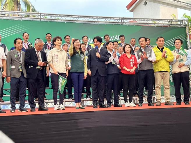 副总统赖清德（紫色领带者）参加加油站全国体赖后援会，开心的畅言参选总统理念。（程炳璋摄）