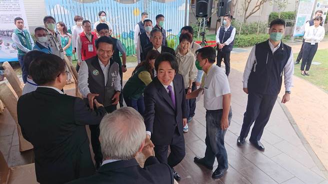 副总统赖清德（紫色领带者）造访中油前锋路加油站。（程炳璋摄）