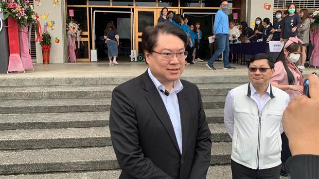 内政部长林右昌受访仅针对校庆以及打击诈骗部分说明，结束后便快步进入会场，似不愿对公投多做说明。（徐佑升摄）